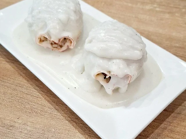 Кальмары фаршированные под сливочным соусом