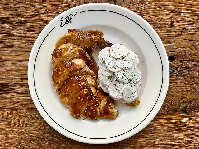 Куряча грудка з молодою картоплею