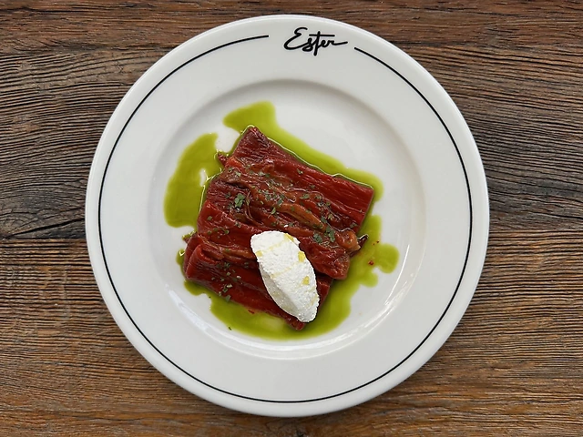 Печений перець з фетою та соусом песто-кінза