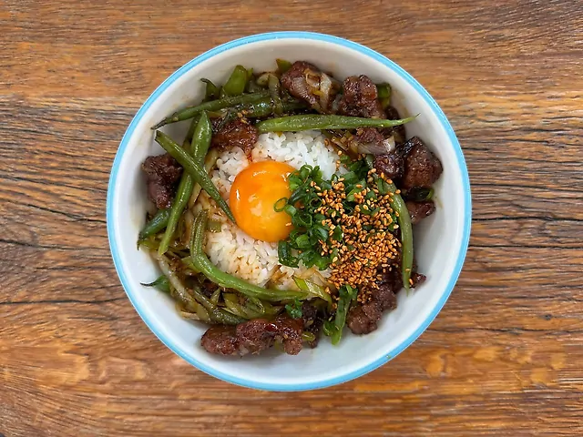 Яловичина якиніку з кокосовим рисом і жовтком