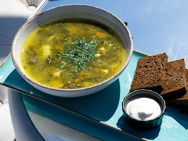 Зелений борщ з телятиною