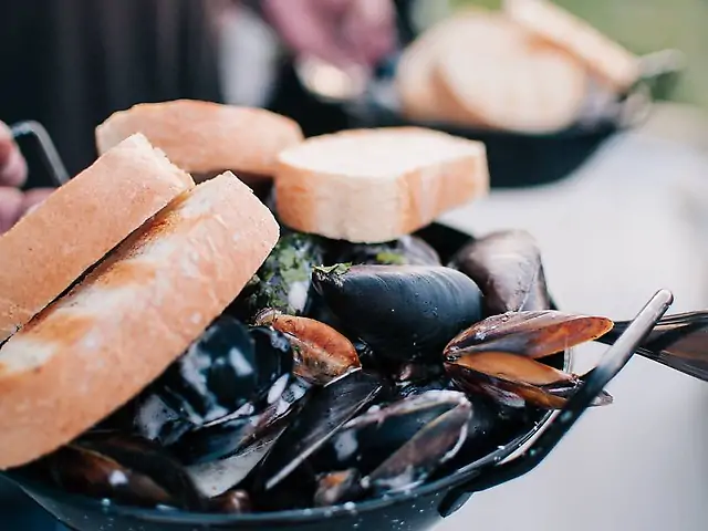 Мідія в мушлі вершкової-сирному соусі