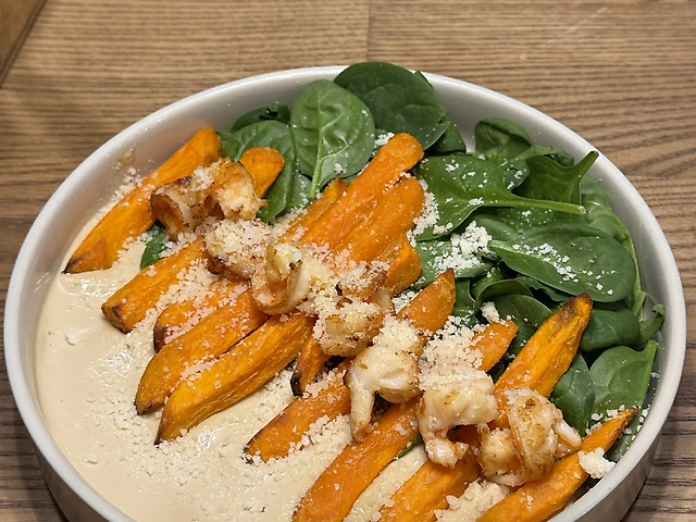 Салат з бататом та креветками