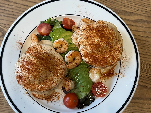 Класичні яйця Бенедикт з некласичним голандезом з креветкою