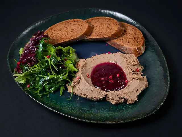 Паштет з курячої печінки з малиновим соусом