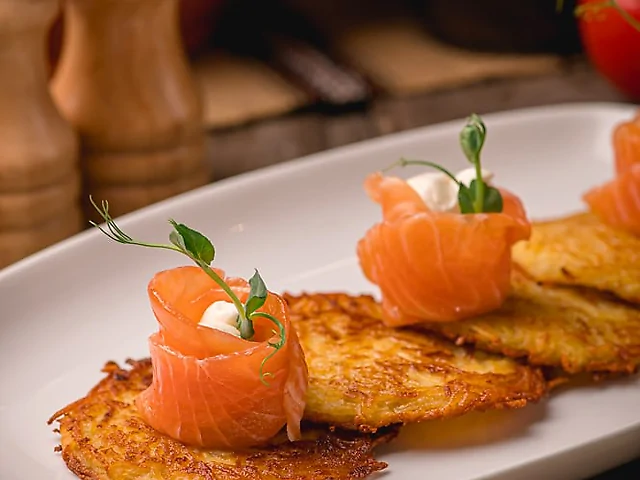Деруни з лососем та крем-сиром