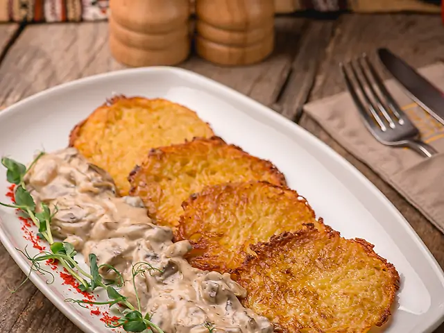 Деруни з вершково-грибним соусом