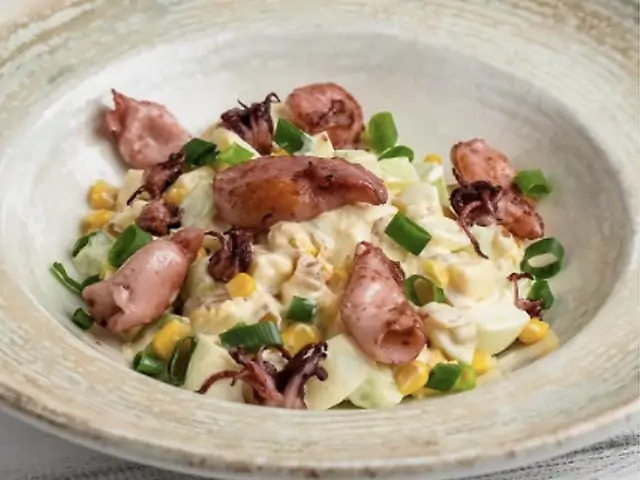 Салат із смаженим на грилі бебі-кальмаром, сиром, цукровою кукурудзою та відвареним яйцем