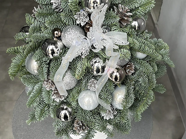 Ялинка зі срібним декором