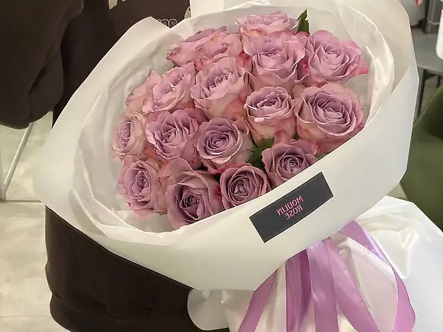 17 лілових троянд