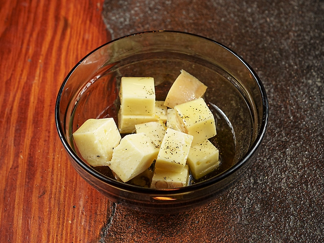 Smoked suluguni with lemon and dill